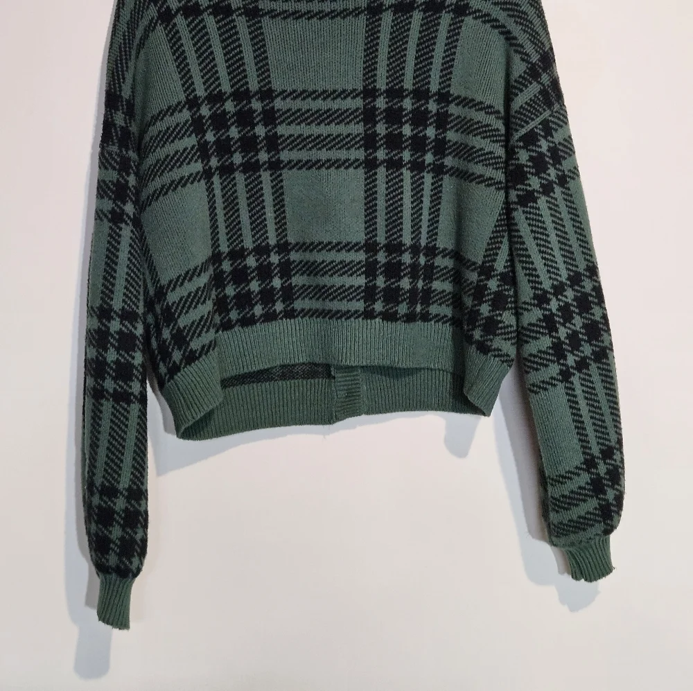 Hollister Button Crop Sweater Size Large - Picture 5 of 5